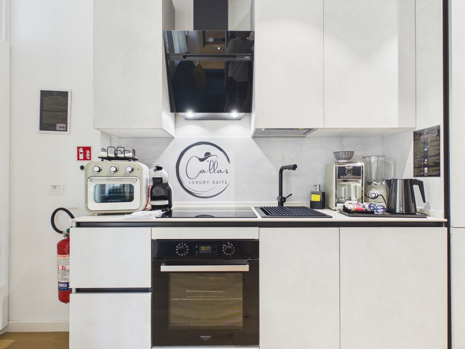 Callas Luxury Suite — cucina con brand identity