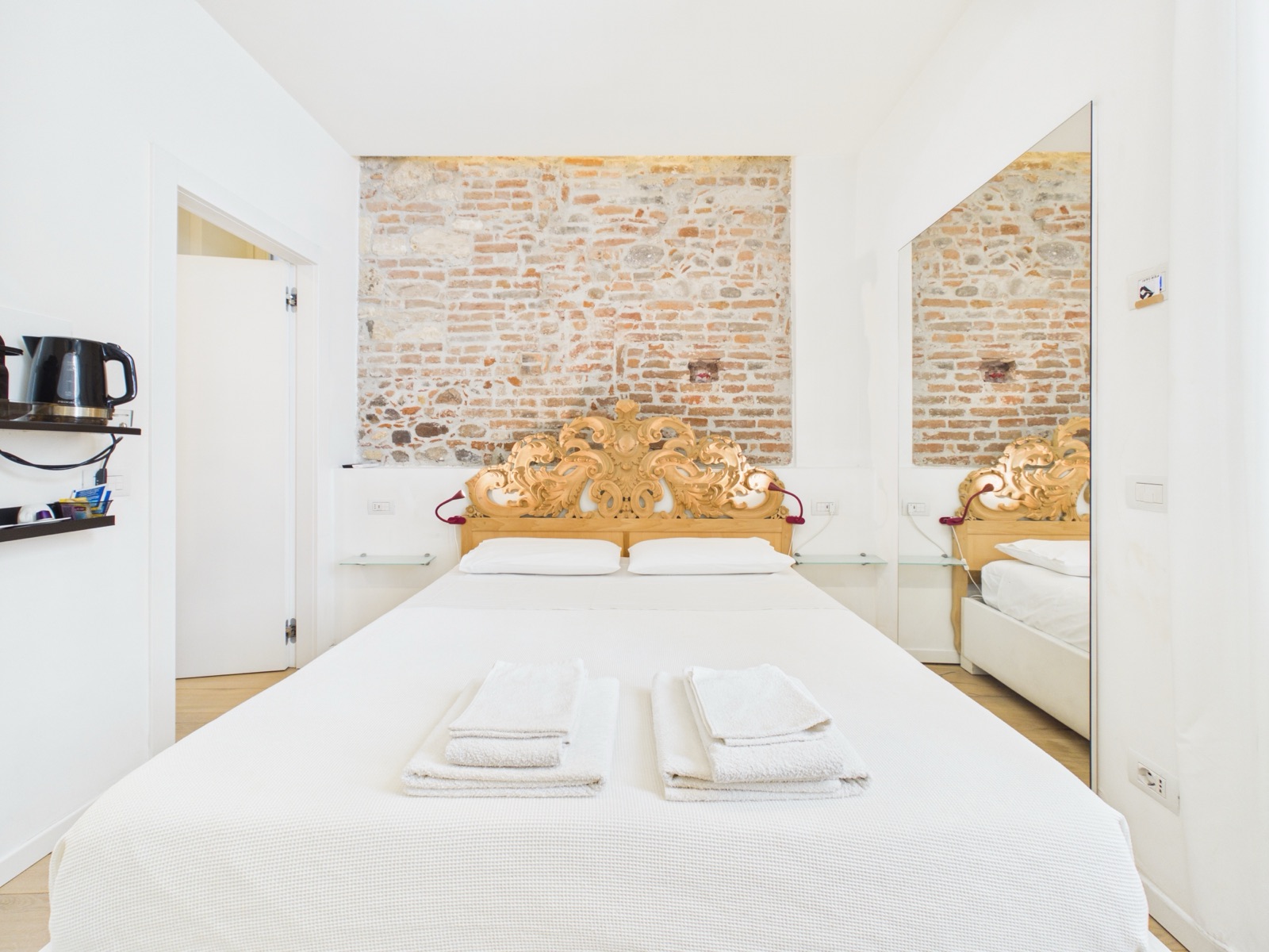 BnB Casa Diaz — camera con testiera intagliata