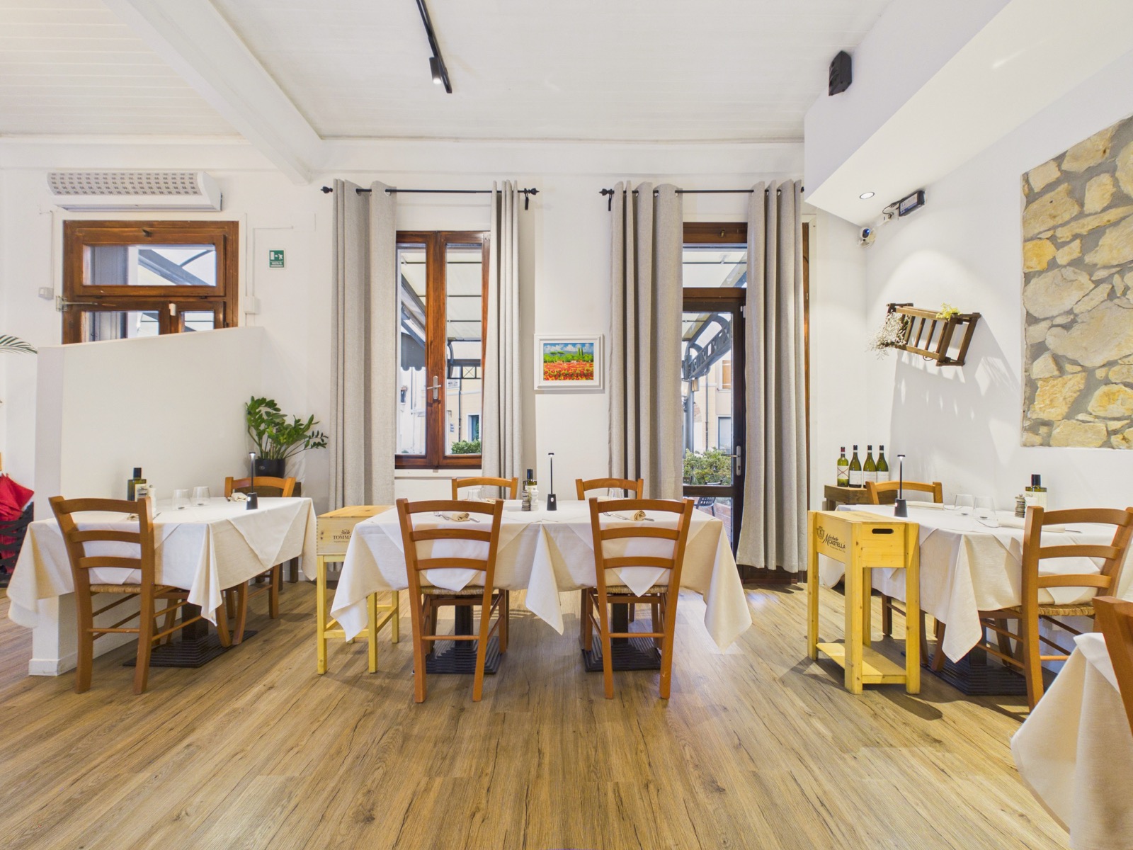 Quinto Quarto Wine Restaurant — ingresso con insegna